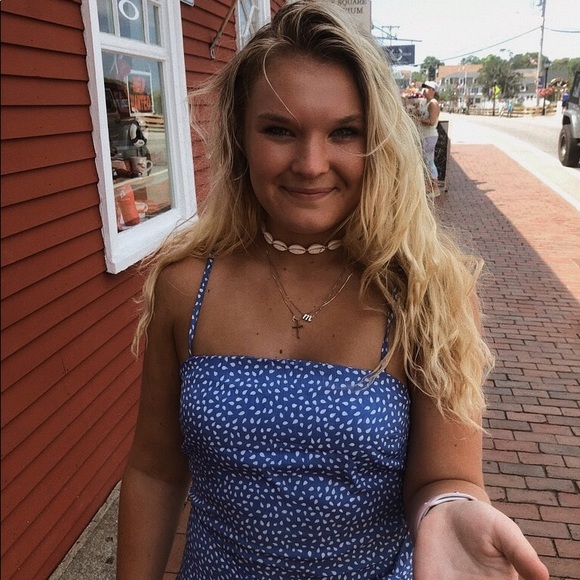 Hi!! Feel free to check my closet out! - Picture 3 of 4